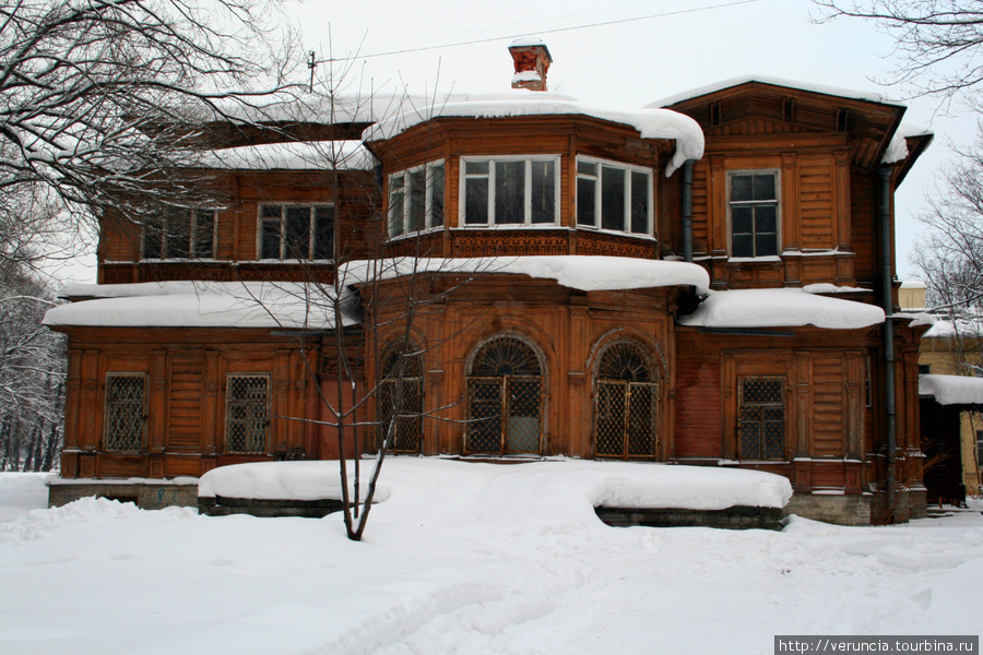 Боковой фасад дачи Громова в Лопухинском саду. Санкт-Петербург, Россия