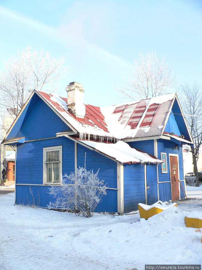 Яркий церковный домик в Гатчине. Санкт-Петербург, Россия