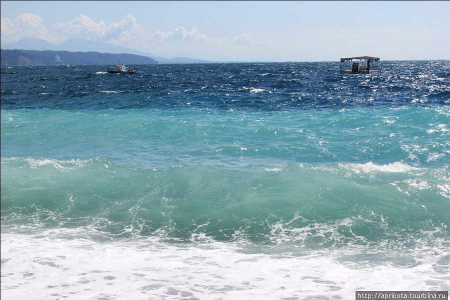 Погода в абхазии сейчас море вода. Вода в Абхазии. Абхазия под водой. Чистая вода Абхазия.