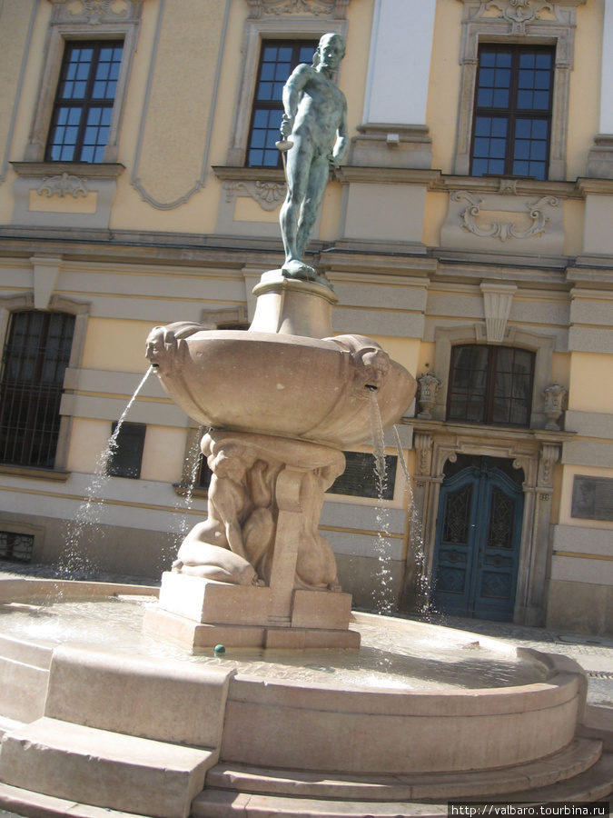 фонтан около Университета, изображающий студента, проигравшегося до полной наготы Вроцлав, Польша