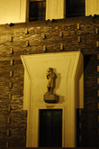Фасад украшен небольшими скульптурами