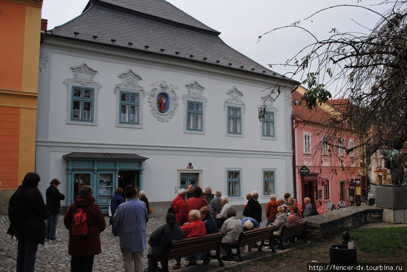 Такие двухэтажные сравнительно просто украшенные дома очень характерны для чешских городков 15-16 века. Сравните, например, с Крумловым. Кутна-Гора, Чехия