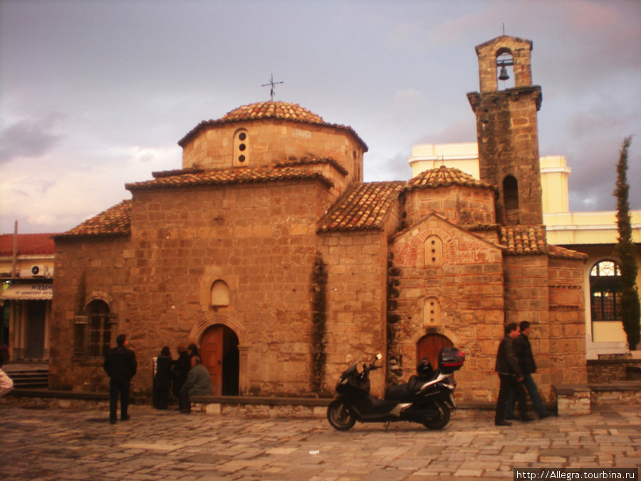 В старом квартале Каламаты.. церковь Святых Апостолов Каламата, Греция