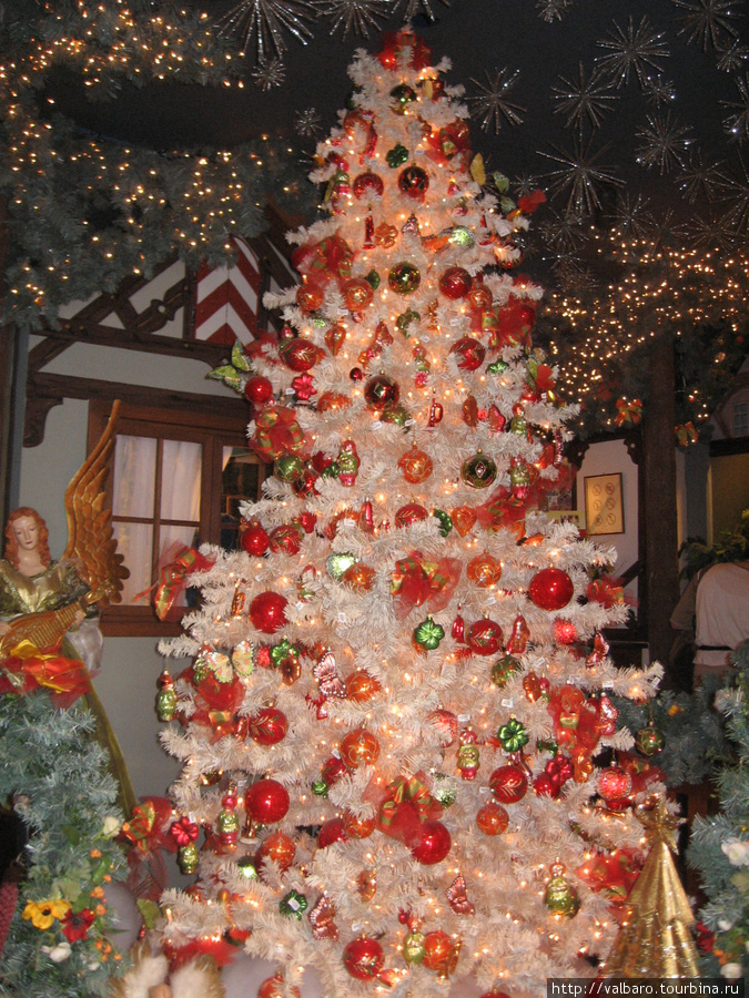 В городе круглый год работает музей Рождества с наряженными елками. Там же можно купить елочные украшения очень необычного на русский взгляд  вида. Ротенбург, Германия