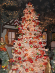 В городе круглый год работает музей Рождества с наряженными елками. Там же можно купить елочные украшения очень необычного на русский взгляд  вида.