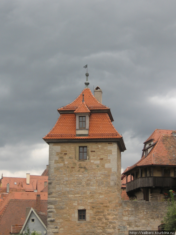 Ротенбург полностью окружен крепостной стеной Ротенбург, Германия