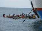 Замбоангцы, и жители деревень и островов поблизости, подплыв к пароходу, совершают некие торговые операции