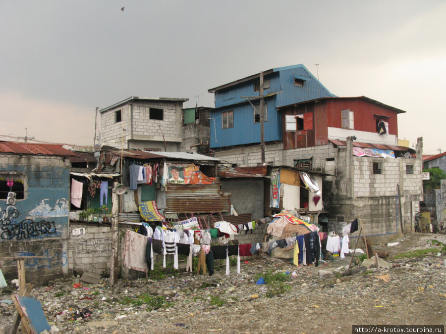 Трущобные кварталы вдоль железки Манила, Филиппины