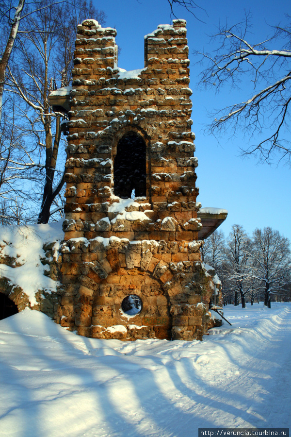 Башня-руина в Орловском парке. Стрельна, Россия