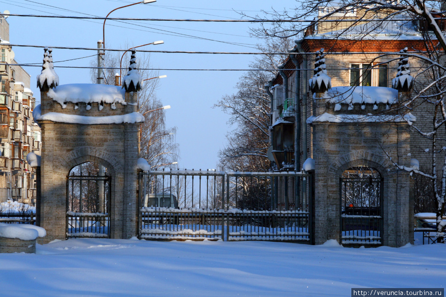 Ворота парка. Стрельна, Россия