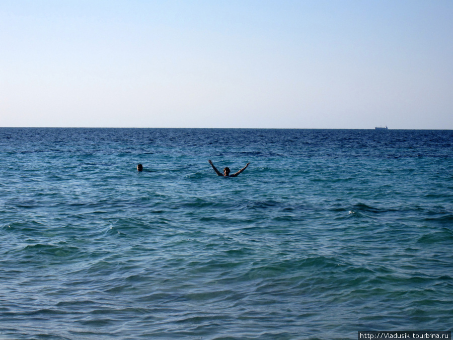 Мальчики купаются. Вода на самом деле была очень холодная, искупаться — дело принципа :) Национальный парк Полуостров Гуанаакабибес, Куба