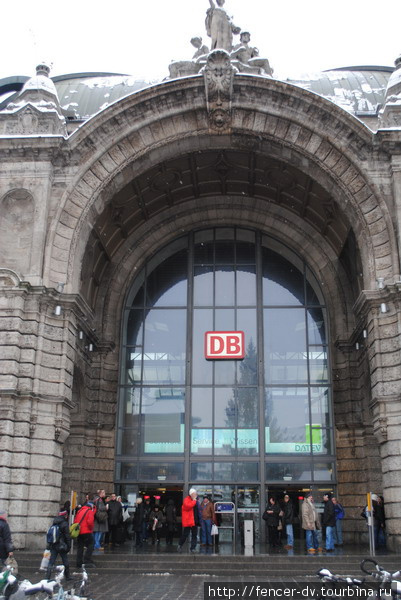 Центральный вход под знаком немецких железных дорог Deutsche Bahn Нюрнберг, Германия