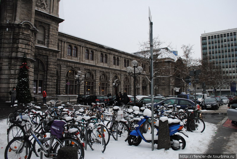 Велосипедов у вокзала припарковано больше чем машин Нюрнберг, Германия