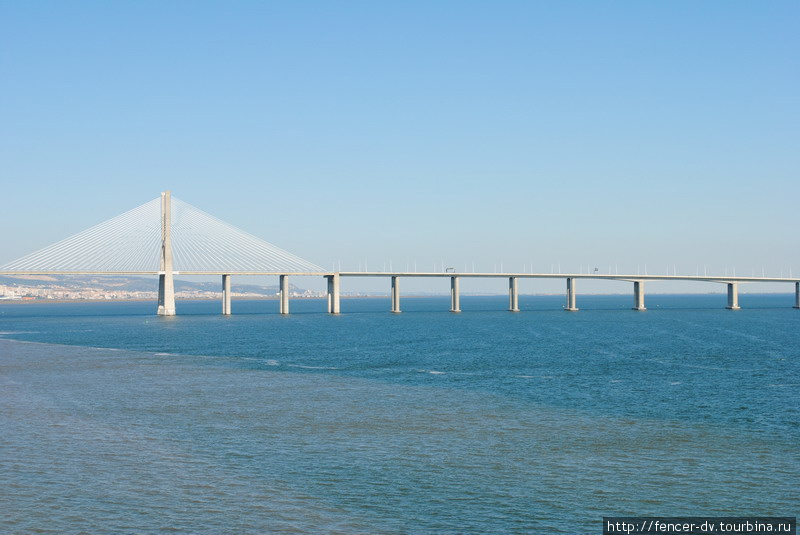 Мост Васко-да-Гама. Один из самых длинных в мире Лиссабон, Португалия