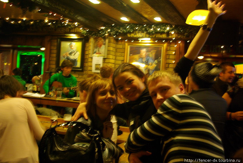 Внимание на задний план: обычный стол, кружка пива, микрофон и гитара. Обычная картина для вечернего Дублина Дублин, Ирландия