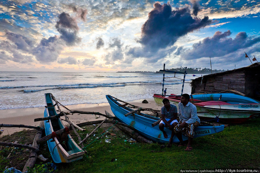 Закат... Рыбаки готовятся отправиться на ночную рыбалку. Шри-Ланка