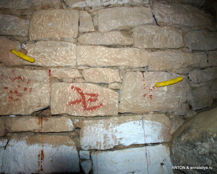Люлечки на стенах — прошения молодых женщин о рождении детей Гобустан, Азербайджан