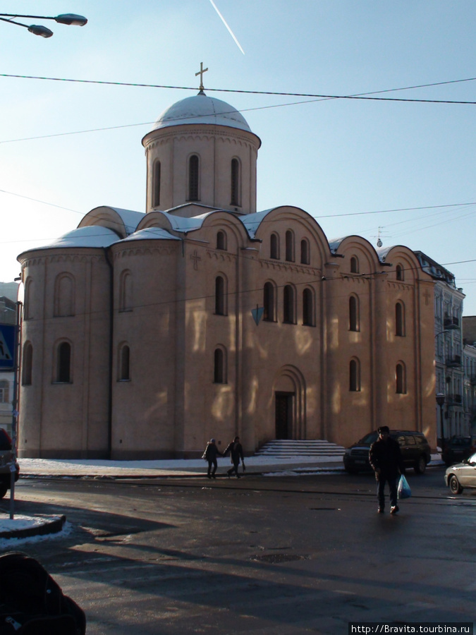 Церковь Богородицы Пирогощи. В советские годы была разрушена и восстановлена только в 90-е годы. Киев, Украина