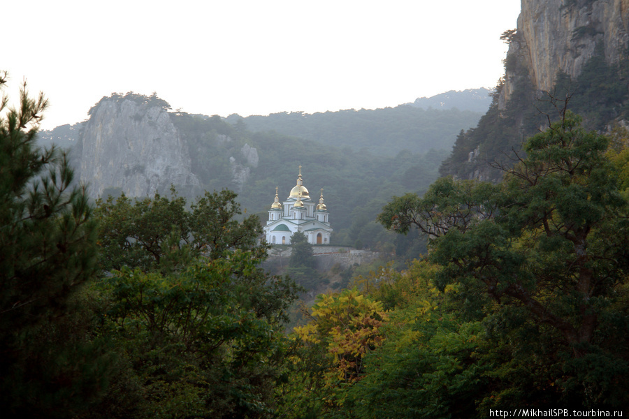 Вид на православную церковь. Ялта, Россия