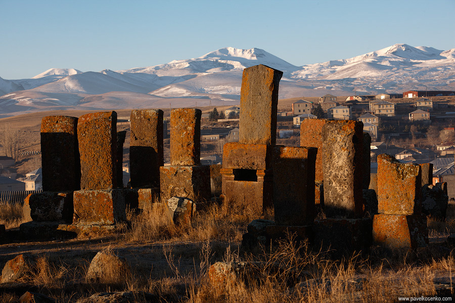 Хачкары — каменные стелы с резным изображением креста, обычно устанавливаемая у дорог, при монастырях, внутри и на фасадах храмов и на кладбищах. Армения