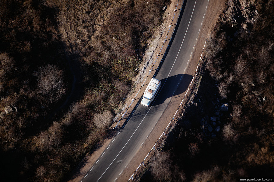 Съёмка вниз во время перемещения на самой большой в мире канатной дороге, Татев. Армения