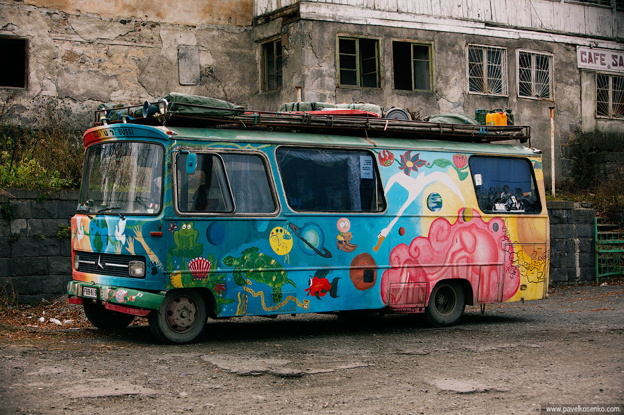 Вот такой любопытный автобус мы встретили в Армении. Прочитав на его бортах название и порывшись в интернете, удалось выяснить, что на нём неспешно путешествуют 6 финов, которые начали свой маршрут в августе 2008 г. К настоящему моменту они проехали Европу и Турцию, побывали в Грузии, Казахстане, Туркменистане, Киргизии, Азербайджане, Узбекистане, Армении и наверное ещё много где. По дороге занимаются кросс-этническим творчеством с местным населением — рисуют, танцуют, фотографируют, вышивают, снимают кино и т.д. Внутри автобуса есть всё для жизни, включая спальни и кухню. Выглядит всё это дело хипово, не то слово как :) На крыше есть даже запас дров. К сожалению, финского я не знаю, а на английском информации мало, но тем не менее кое что есть на сайте www.ossibussi.net. Армения