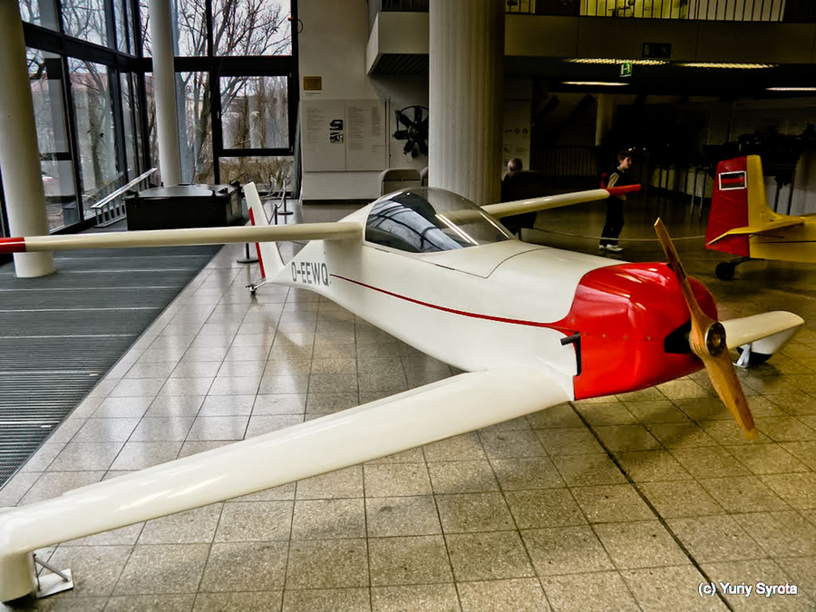 Это одноместный самолётик. Мощность мотора 18лс, расход горючего 4л на 100км, размах крыльев 2м. Мюнхен, Германия