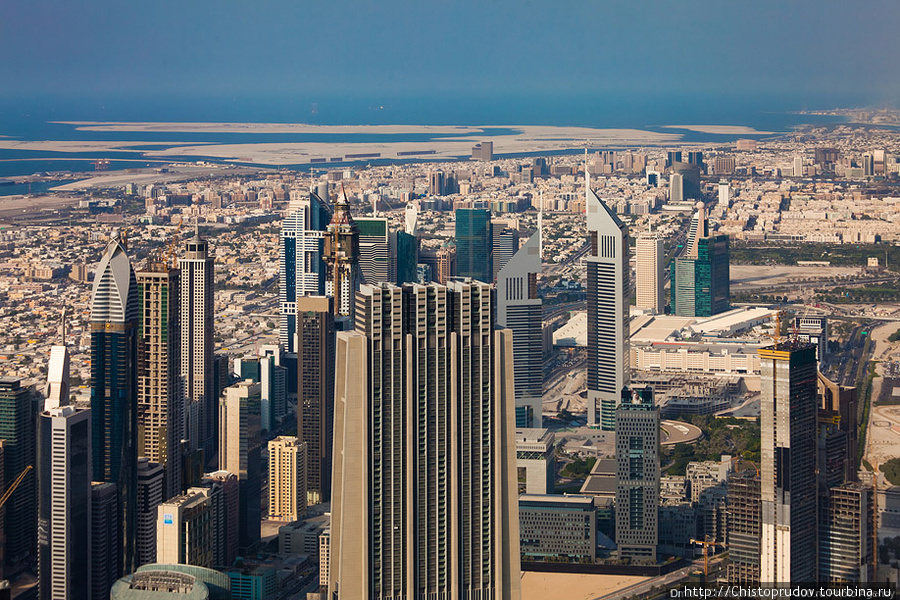 С доступной смотровой площадки можно наблюдать в сторону старой части Дубая, порта, Дубай-Крика, аэропорта и Шарджа. Дубай, ОАЭ
