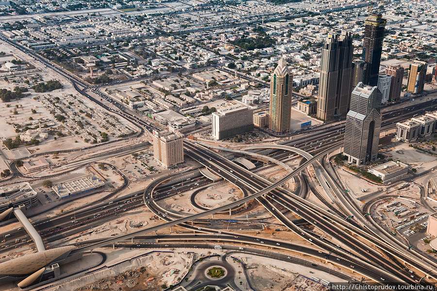 «Первая развязка» на шоссе шейха Заеда, правда еще так и не достроенная. Дубай, ОАЭ