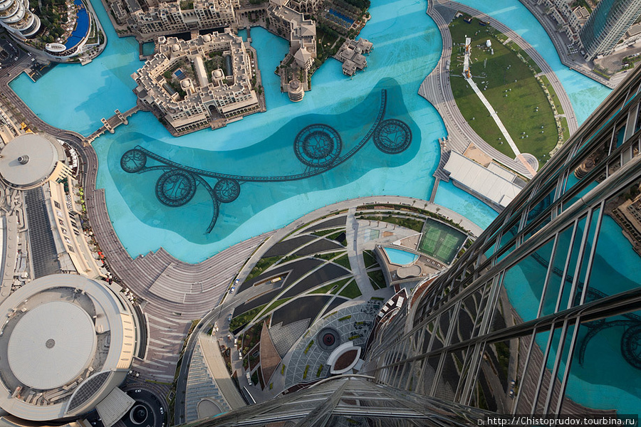 500 метров свободного падения... Вид вниз на систему установок музыкального фонтана Дубай. Дубай, ОАЭ