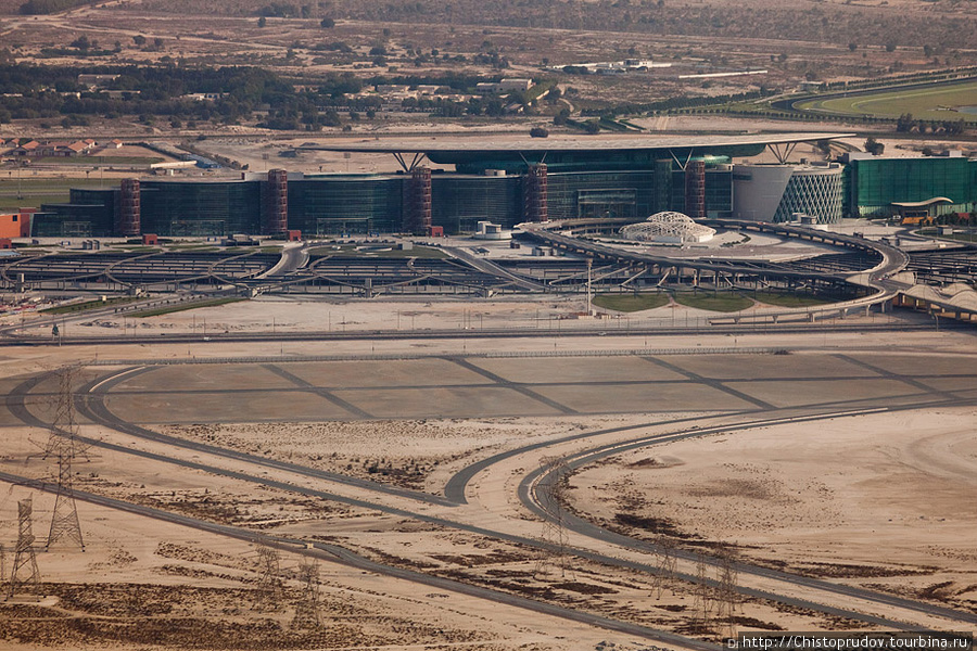 Ипподром Мейдан, откуда нас прогнали охранники, так как мы гуляли по священной эстакаде, где могут ездить только шейхи. Дубай, ОАЭ