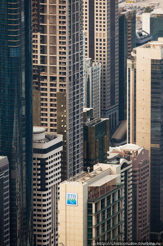 Стена небоскребов и станция метро. Дубай, ОАЭ