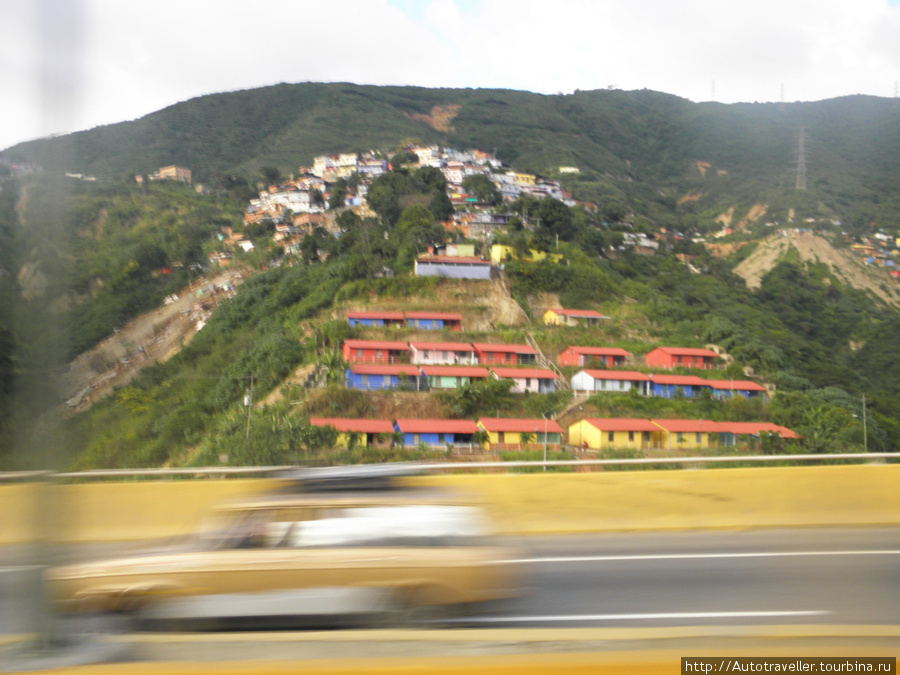 Eta i sleduu´shee foto sdelani´iz okna avtobusa ot aeroporta — Faveli v prigorode Karakasa. Пуэрто-Ла-Крус, Венесуэла