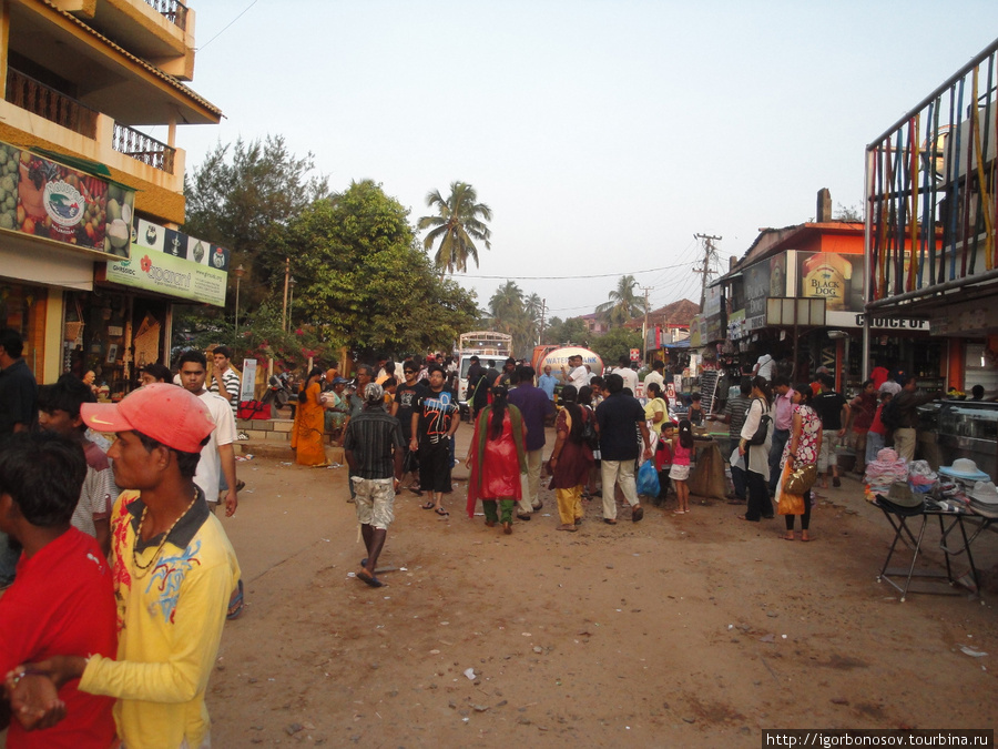 Центр поселка — пыльная грязная улица с магазинчиками и толпами местных. Калангут, Индия