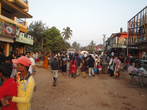 Центр поселка — пыльная грязная улица с магазинчиками и толпами местных.