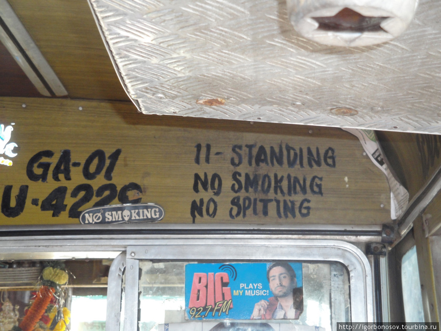 В рейсовых автобусах актуальное предупреждение — не плеваться! Калангут, Индия