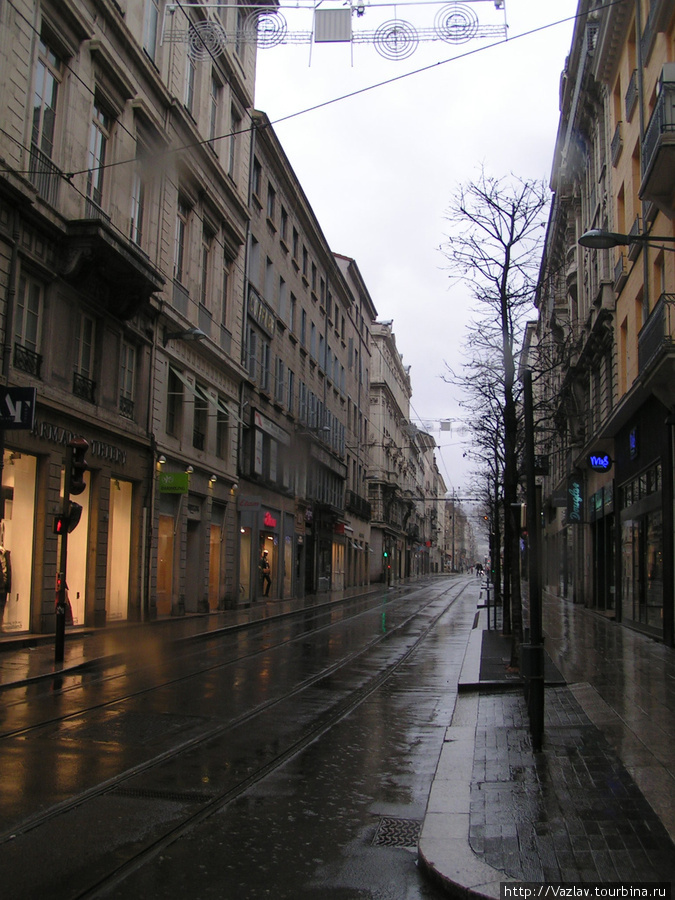 Непогода прогнала людей с улиц Сент-Этьен, Франция