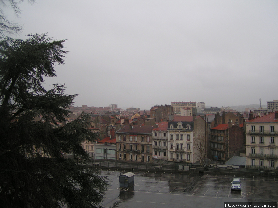 Дождливая пелена затянула панораму Сент-Этьен, Франция