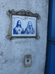 Портреты Иисуса и Марии на воротах домов — не редкость у христиан