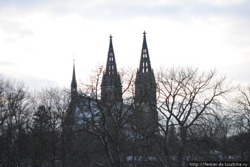 Шпили знаменитого собора святых Петра и Павла. Собор виден из очень многих точек Праги Прага, Чехия