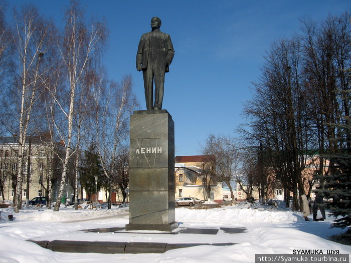 Памятник в сквере. Шуя, Россия
