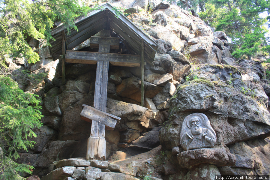 Старинный крест и икона у пещеры Валаам, Россия