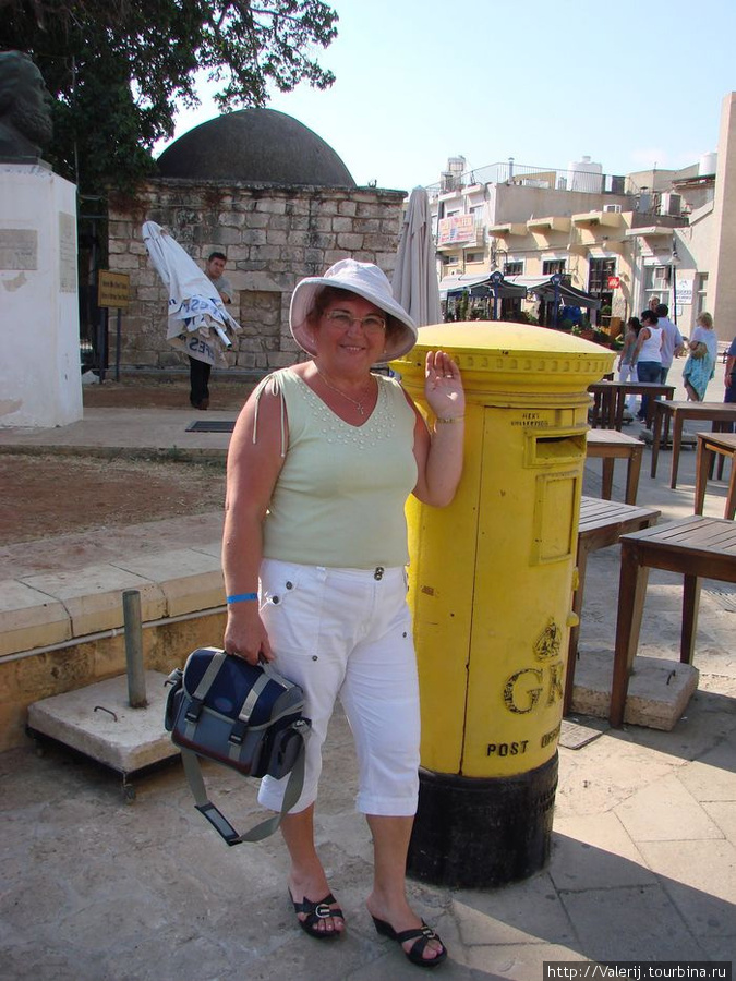 Почтовый ящик почты Ее величества королевы Великобритании. На конверт опущенный в такие ящики, а их два в городе Киринея, до сих пор ставится штемпель Королевской почты Великобритании. Турецкая Республика Северного Кипра