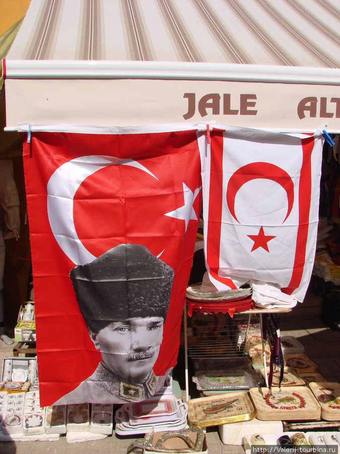 Флаги Турции и Северного Кипра. Турецкая Республика Северного Кипра
