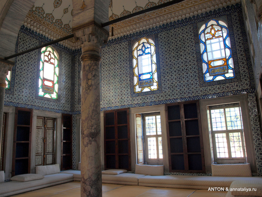 Внутри библиотеки Стамбул, Турция