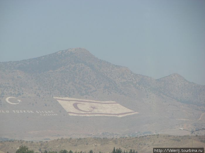 Два флага на стороне Северного Кипра Турецкая Республика Северного Кипра