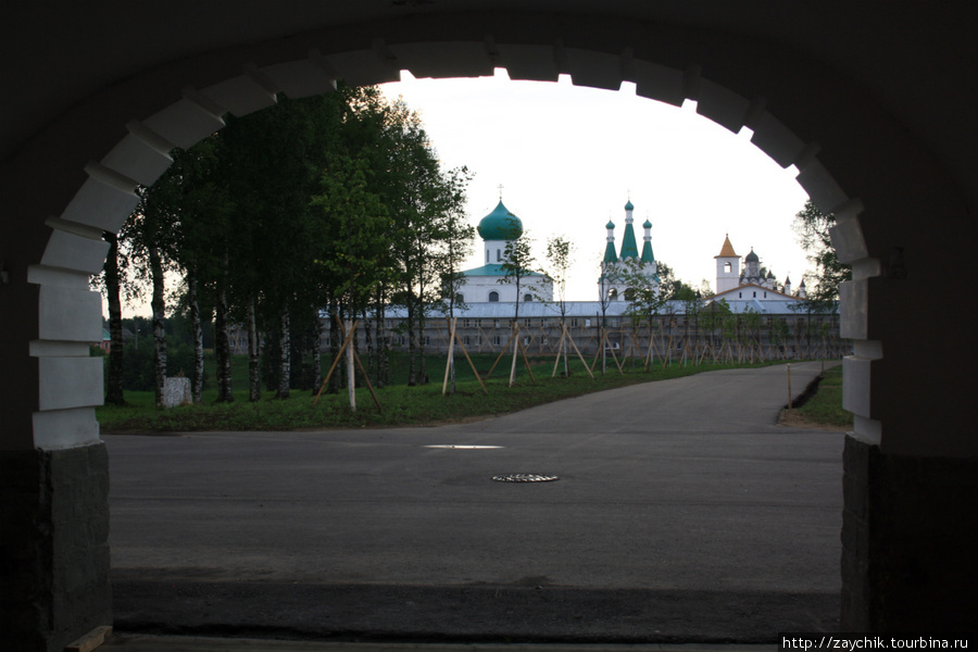 Вид на Троицкую часть монастыря Лодейное Поле, Россия