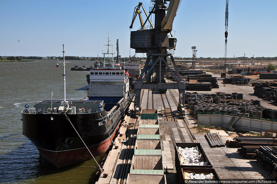Порт Оля - морской порт на реке Астраханская область, Россия