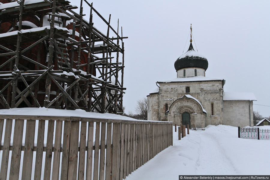 Самое интересное в городе это Георгиевский собор. Он был сооружен в 1230 году, а через двести лет упал. Его восстановил умелый по тем временам зодчий, но увы, за двести лет технологии были утрачены, и собор стал значительно более приземистым. Все фрески, которыми богато украшен собор, тоже не сохранились, но многие остались. Юрьев-Польский, Россия