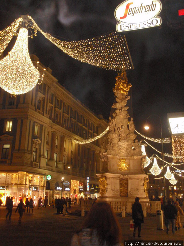 В Рождество Грабен завешивают огромными светящимися люстрами Вена, Австрия